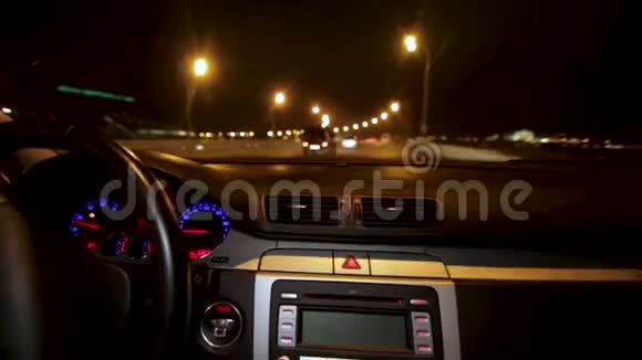 夜城时光流逝开车夜间行车的时间推移车内有摄像头男子开高速汽车沙龙视频的预览图