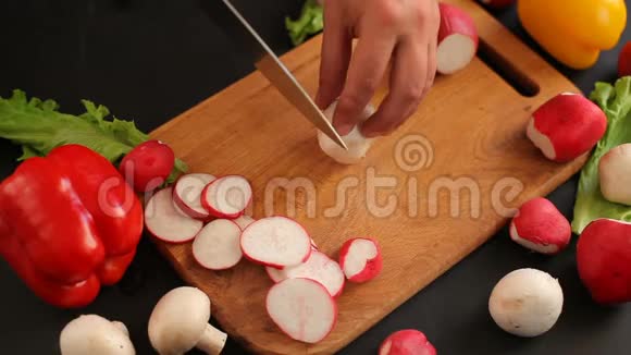 男性手拿锋利的刀在木板上切鲜蘑菇视频的预览图
