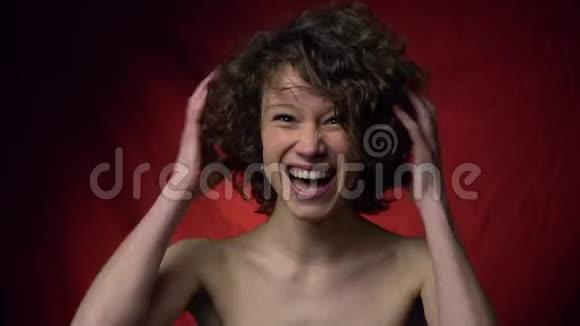 一个舌头尖尖的女人高兴地尖叫视频的预览图