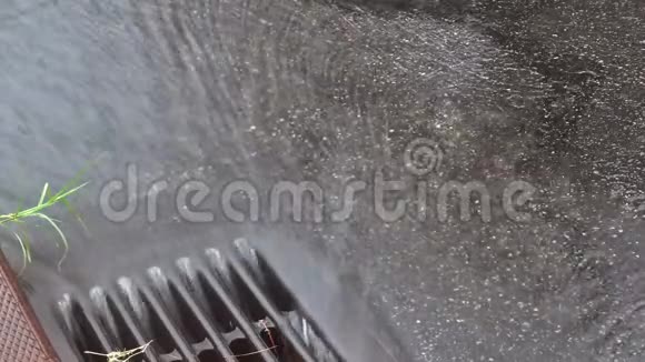雨水溅落在人行道上金属排水穿过下水道视频的预览图