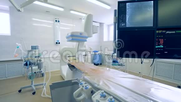 一间手术室有一张特殊的桌子和诊所的心脏监视器4K视频的预览图
