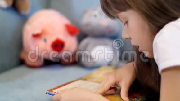 小女孩在为玩具看书视频的预览图