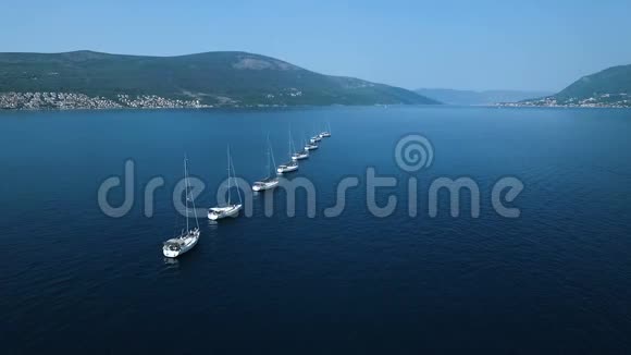 空中飞行八艘游艇排在亚得里亚海上视频的预览图