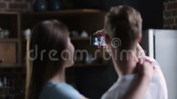 积极的情侣在家一起自拍视频的预览图