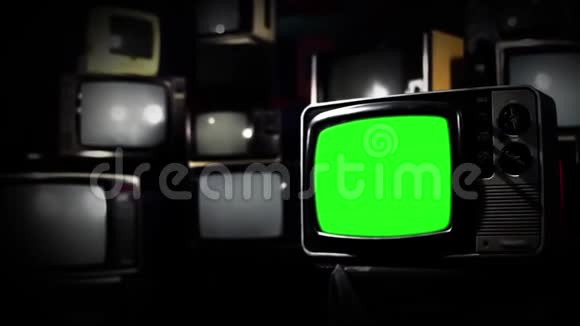 复古电视在许多电视中间打开绿色屏幕80年代的美学视频的预览图