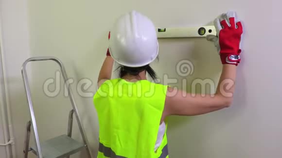 女建筑工人用精神水平视频的预览图