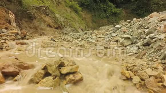 厄瓜多尔南部金矿村前景为小河视频的预览图