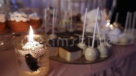 餐馆里的糖果吧孩子们聚会生日点燃的蜡烛桌子上的烛台上燃烧的蜡烛视频的预览图