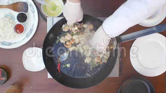 在厨房炉子上的煎锅里用火焰烹饪视频的预览图