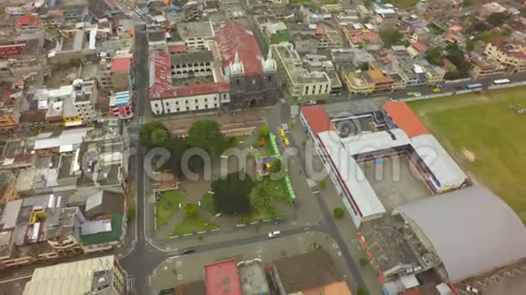 巴诺斯德阿瓜圣厄瓜多尔安巴托街道平滑空中概述视频的预览图