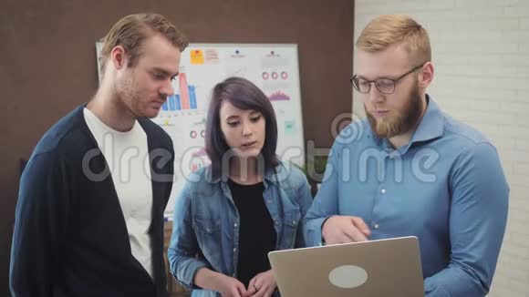 年轻的商业经理团队使用电脑分析数据视频的预览图