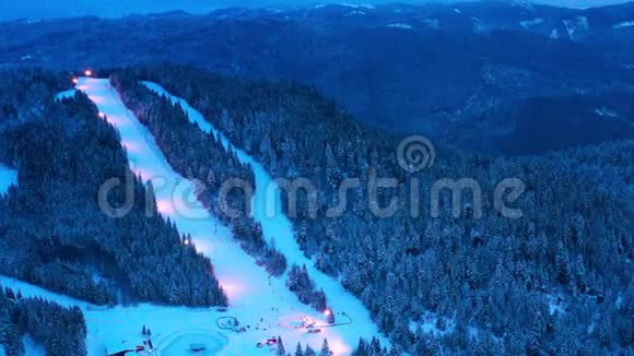 Borsec运动胜地的滑雪坡和冰冻森林视频的预览图