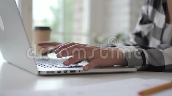 成功的企业主女商人在笔记本电脑上打字在家庭办公室的桌子上工作视频的预览图