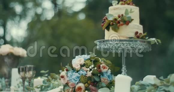 雾中的浪漫约会构图带有浆果花束和蜡烛的两层蛋糕很美味视频的预览图