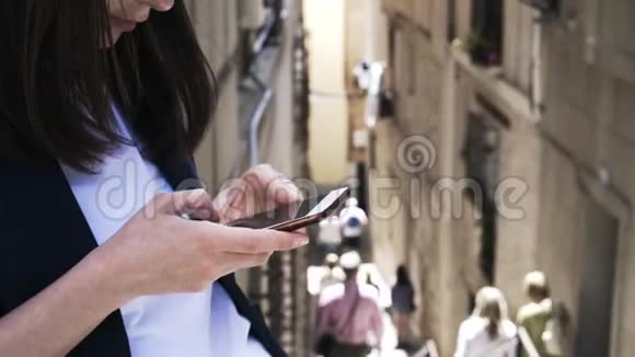 女商人在托莱多街发短信视频的预览图