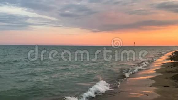 粉红色日落时的海浪多云的天空水波视频的预览图