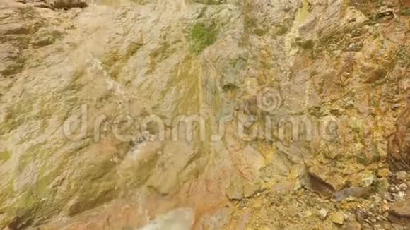 厄瓜多尔安第斯山脉富金矿层倾斜摄像机视频的预览图