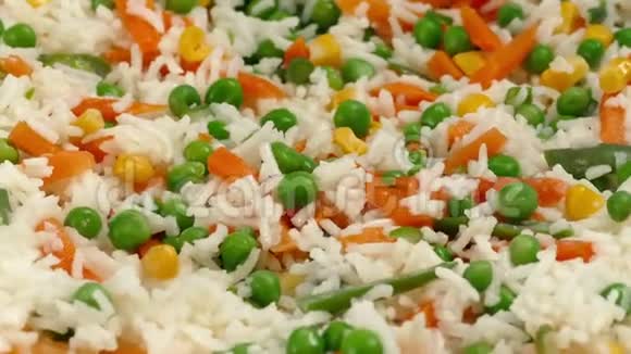 大米和蔬菜混合物视频的预览图