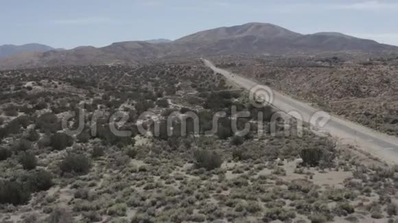 一片贫瘠的沙漠天空中有一些小灌木视频的预览图