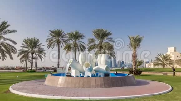 多哈Corniche上的水盆喷泉地标式延时超移景视频的预览图