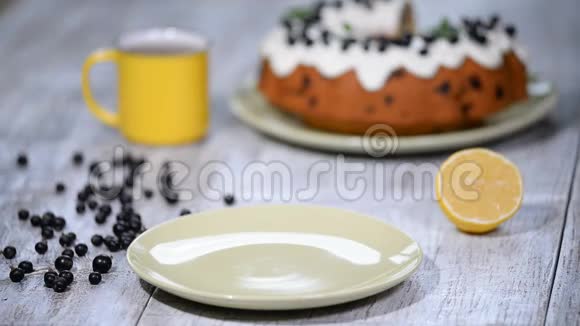美味的甜点黑醋栗甜蜜美味的假日蛋糕黑色醋栗和柠檬釉在一张乡村的桌子上视频的预览图
