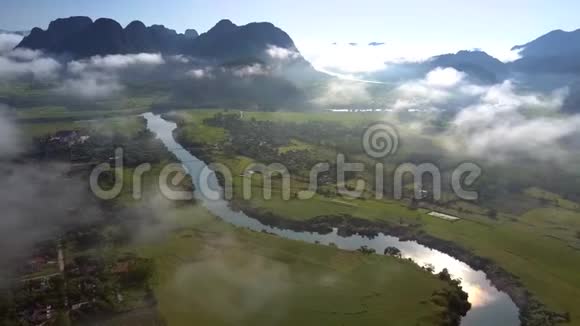 在晨雾中可以看到河流的乡村景观视频的预览图
