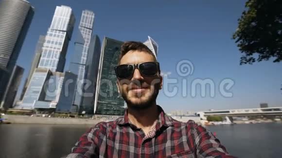莫斯科国际商务中心附近的一位快乐游客用智能手机自拍视频的预览图