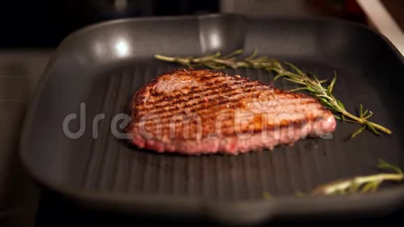 嫩牛肉牛排烤成烤锅视频的预览图