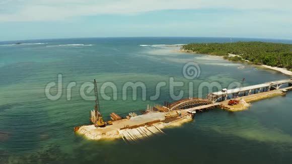 建造一座横跨海湾的桥梁桥上施工设备俯视图菲律宾西亚高视频的预览图