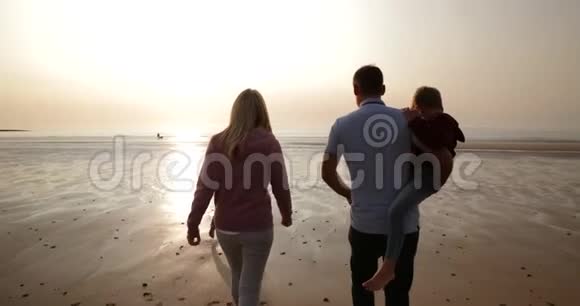 一家人走下海边视频的预览图