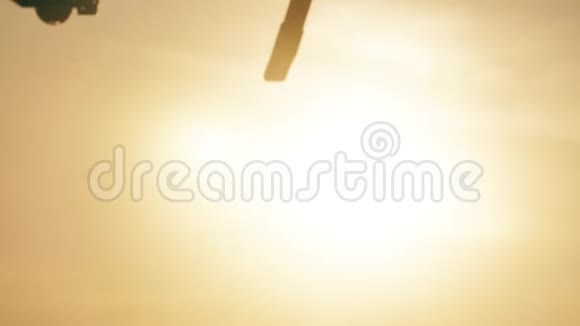 无人机日落时分飞行的四架飞机视频的预览图