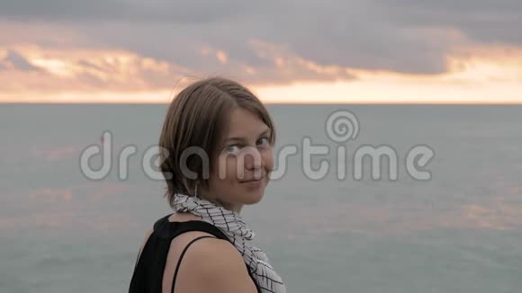 美丽的女孩在海边日落时微笑乔治亚视频的预览图