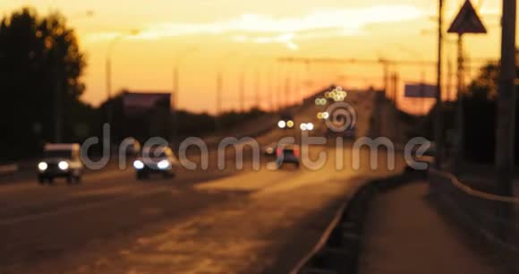 立交桥上日落时分通勤车的交通日落的黄色天空作为背景视频的预览图
