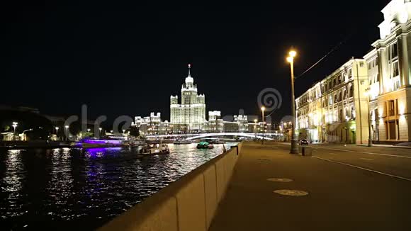 靠近克里姆林宫的Raushskaya银行Moskva河和Kotelnicheskaya银行大楼莫斯科俄罗斯视频的预览图