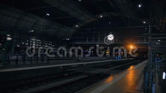 波尔多空火车站夜间大镜头视频的预览图