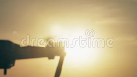 四架直升机无线电控制的无人机飞行机器在日落时飞走视频的预览图