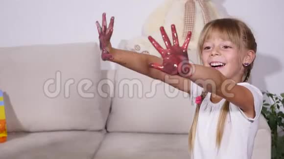 女孩用颜料举手视频的预览图