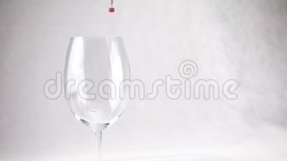 将葡萄酒倒入慢动作的玻璃杯中视频的预览图