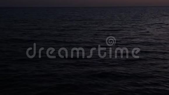 海在傍晚的时候波浪视频的预览图