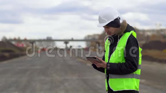 工程师以道路施工为背景看了看碑上的施工方案视频的预览图