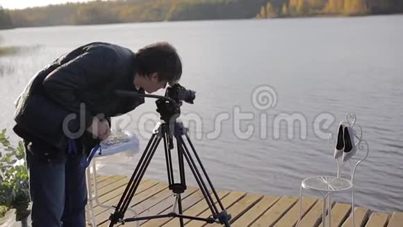 三脚架摄像头拍摄女鞋视频的预览图