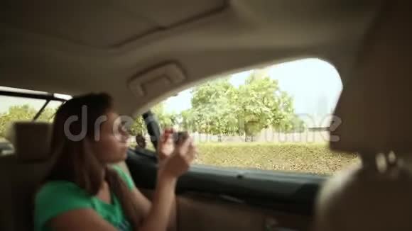 一男一女乘车前往迪拜倾慕这座城市视频的预览图