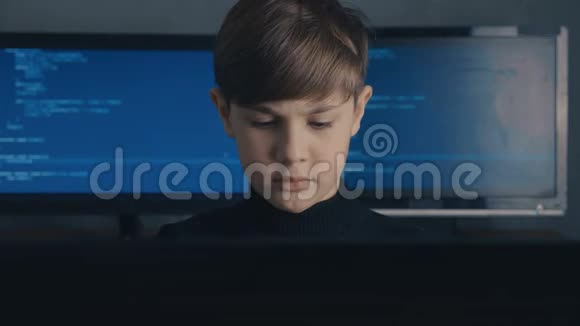 男孩吴德金哈克哈克斯计算机系统数据中心视频的预览图