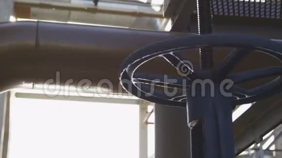 针对阳光的天然气管道蓝色金属阀门视频的预览图