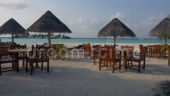 沙滩上的夏日咖啡馆白沙俯瞰大海视频的预览图