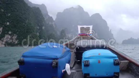 旅游木船与手提箱在多云天气在霍索国家公园泰国慢动作3840x2160视频的预览图