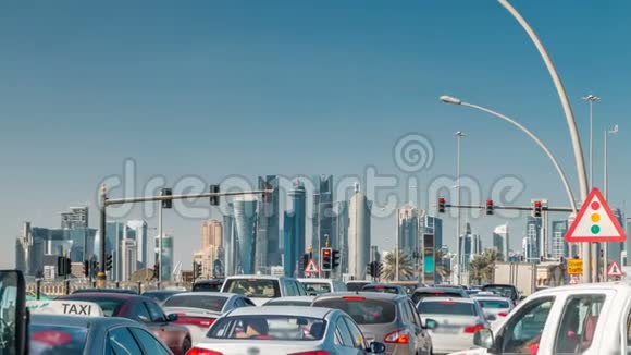 多哈天际线和交通堵塞的交叉口时间推移在多哈卡塔尔中东视频的预览图