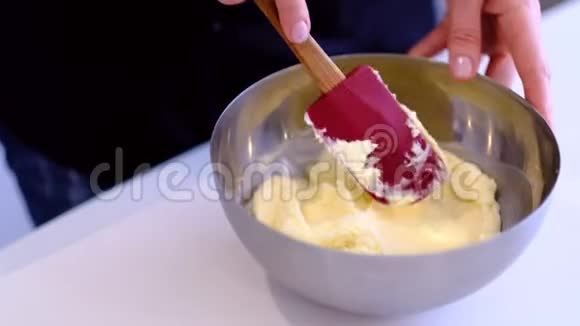 在玻璃碗里用鞭子打蛋糕奶油面团在玻璃碗中轻摇慢动打鞭子在家做饭视频的预览图