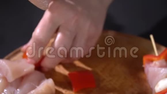 烤串番茄慢动作视频的预览图
