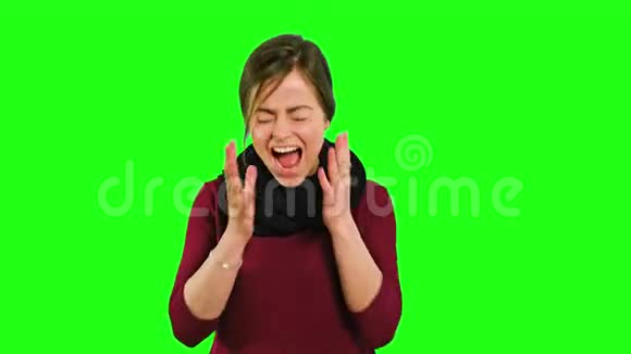 一位年轻的女士愤怒而哭泣视频的预览图